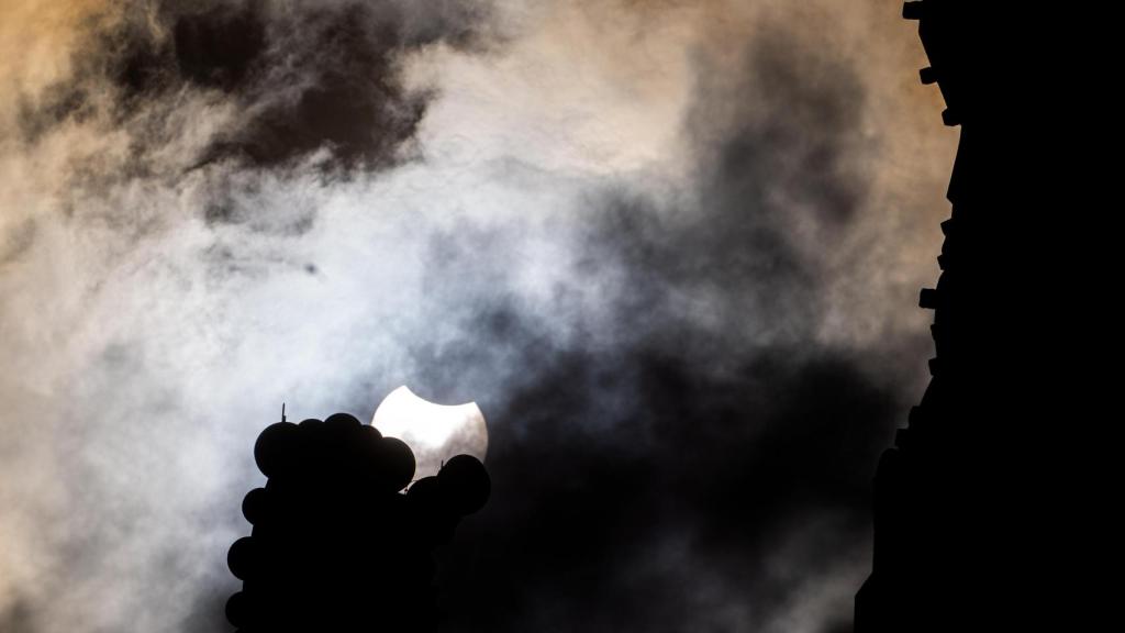 El eclipse parcial de sol de este sábado ha alcanzado su pico a las 11:48 horas en Barcelona