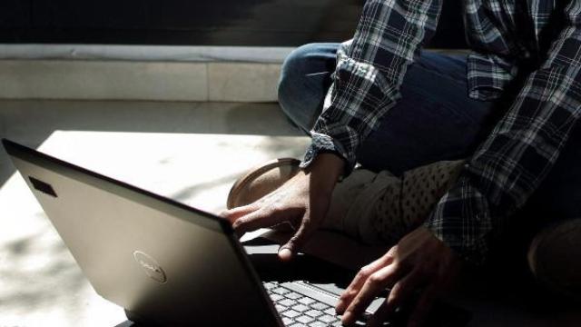 Joven delante de un ordenador