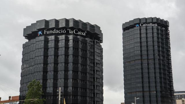 Vista de la fachada de las Torres La Caixa en Barcelona