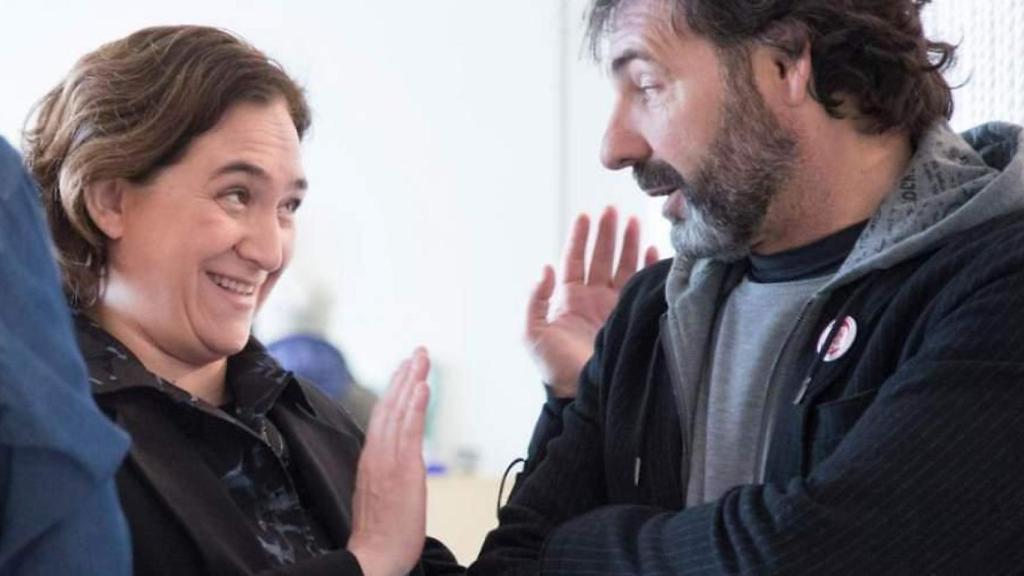 La exalcaldesa de Barcelona, Ada Colau, con Óscar Camps