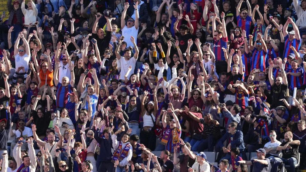 La afición del Barça hace la ola en el Estadi Olímpic de Montjuïc, durante el derbi Barça-Girona