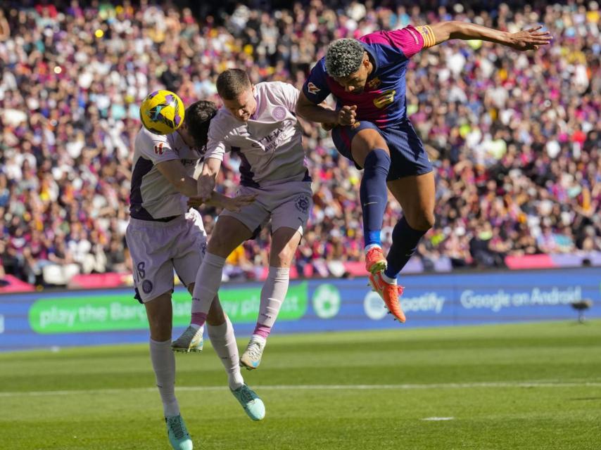 Cop de cap d'Araujo que va desviar Gazzaniga