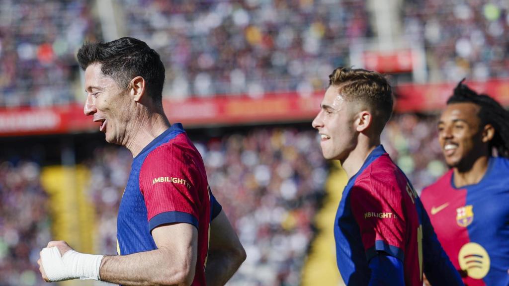 Lewandowski, Fermín y Koundé celebran el tercer gol del Barça