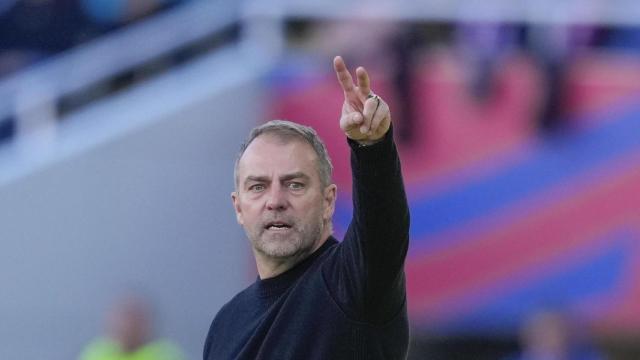 Hansi Flick da instrucciones a los jugadores del Barça contra el Girona