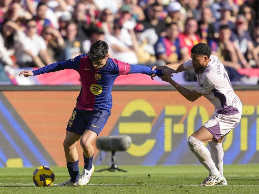 Pedri controla el balón ante Danjuma