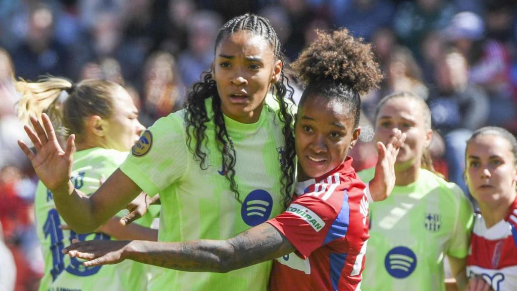Salma Paralluelo, atenta a un balón en el Barça Femenino-Granada