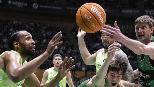 Los jugadores del Joventut y del Barça luchan por el control del balón