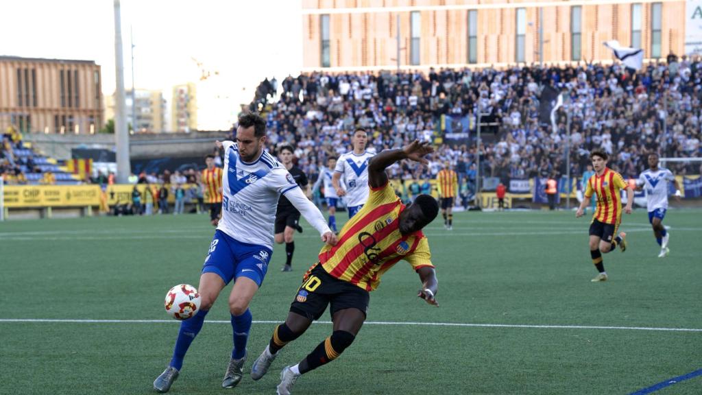 Disputa de la pilota durant l'enfrontament entre Sant Andreu i Europa l'any passat