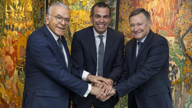 Isidro Fainé, presidente de CriteriaCaixa (izq.), y Ángel Simón, consejero delegado, flanquean a Jordi Gallés, presidente ejecutivo de Europastry