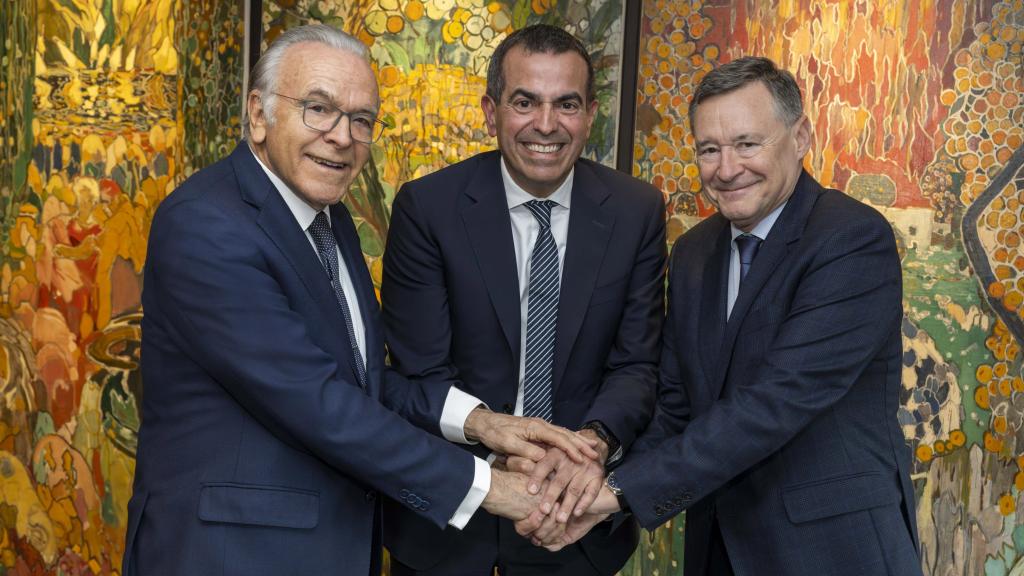 Isidro Fainé, presidente de CriteriaCaixa (izq.), y Ángel Simón, consejero delegado, flanquean a Jordi Gallés, presidente ejecutivo de Europastry