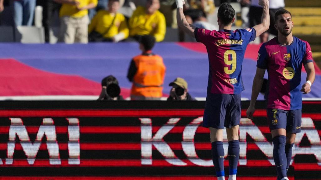 Robert Lewandowski y Ferran Torres celebran un gol del Barça al Girona