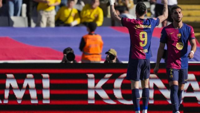 Robert Lewandowski y Ferran Torres celebran un gol del Barça al Girona