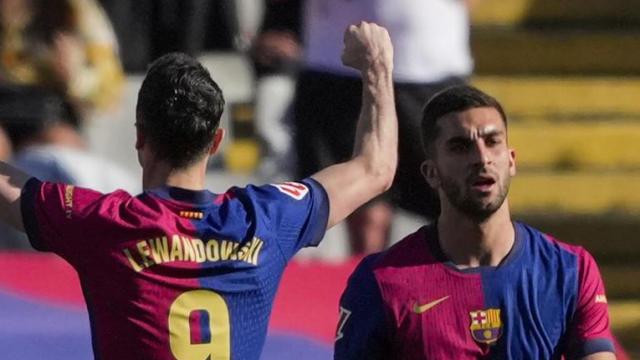 Robert Lewandowski y Ferran Torres celebran un gol del Barça al Girona