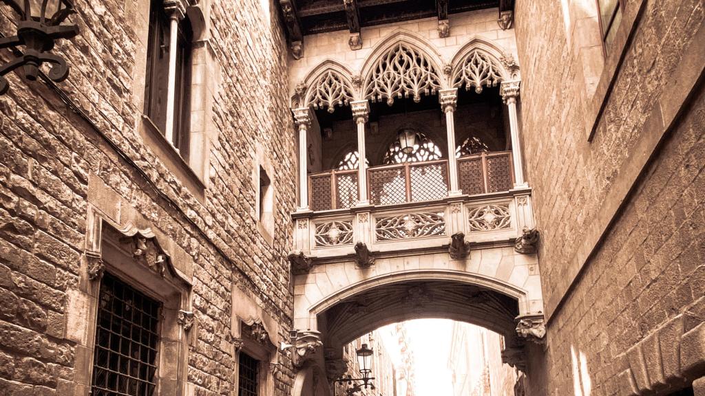 Calle del Bisbe, Barcelona