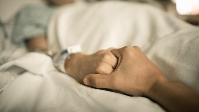 Una mujer en cuidados paliativos