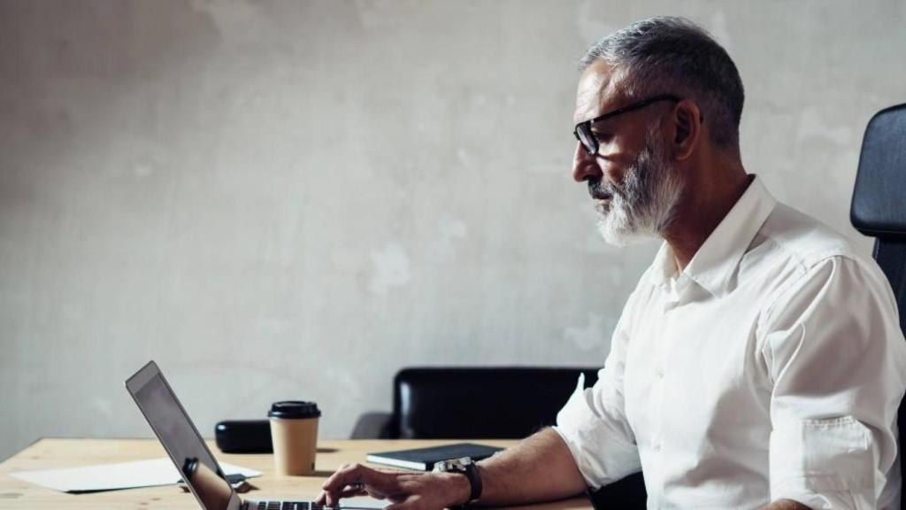 Una persona de más de 50 años frente al ordenador