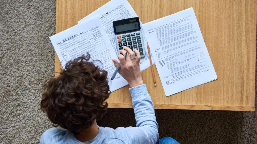 Persona haciendo la Declaración de la Renta