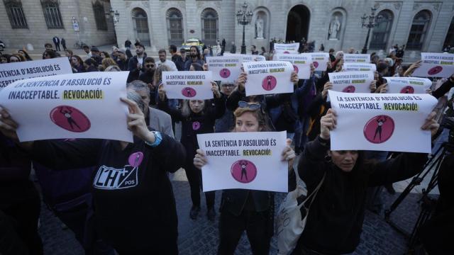 Decenas de personas, manifestándose en la plaza Sant Jaume de Barcelona contra la absolución del exfutbolista Dani Alves