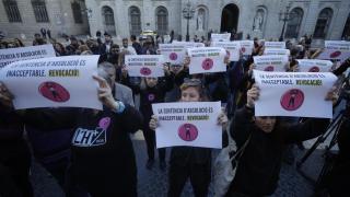 Decenas de personas, manifestándose en la plaza Sant Jaume de Barcelona contra la absolución del exfutbolista Dani Alves