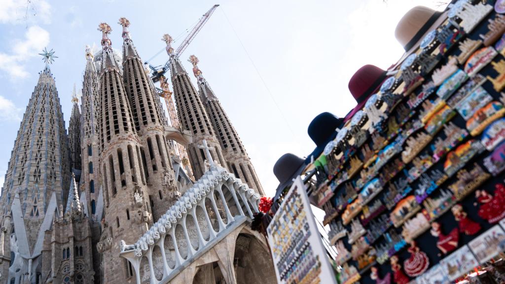 Imagen de una parada de souvenirs al lado de la Sagrada Familia