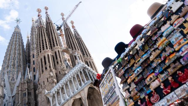 Imagen de una parada de souvenirs al lado de la Sagrada Familia