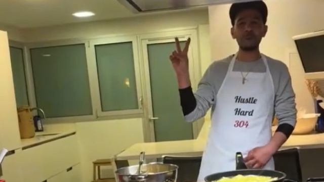 Mounir Nasraoui, padre de Lamine Yamal, prepara una tortilla de patatas