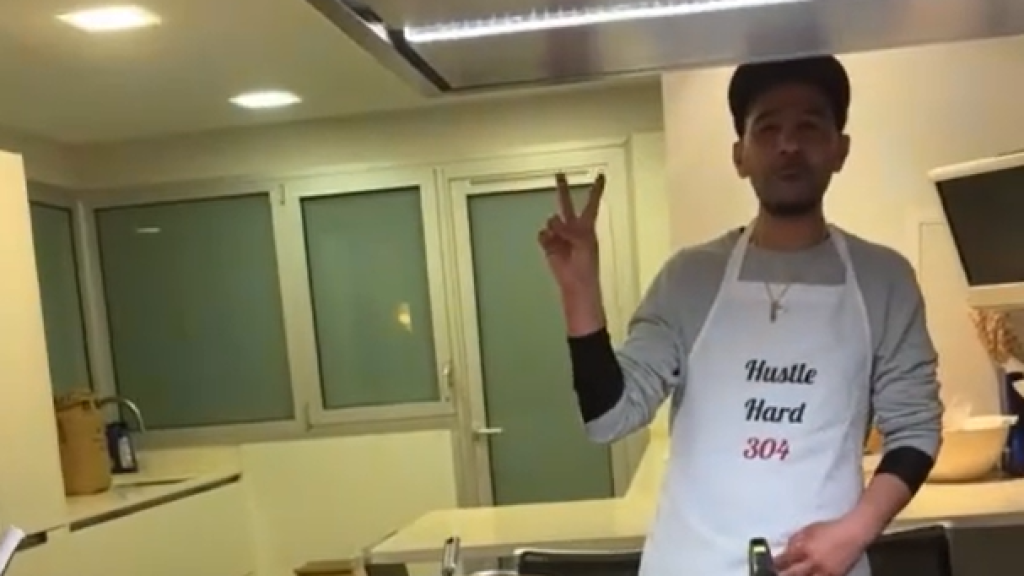 Mounir Nasraoui, padre de Lamine Yamal, prepara una tortilla de patatas