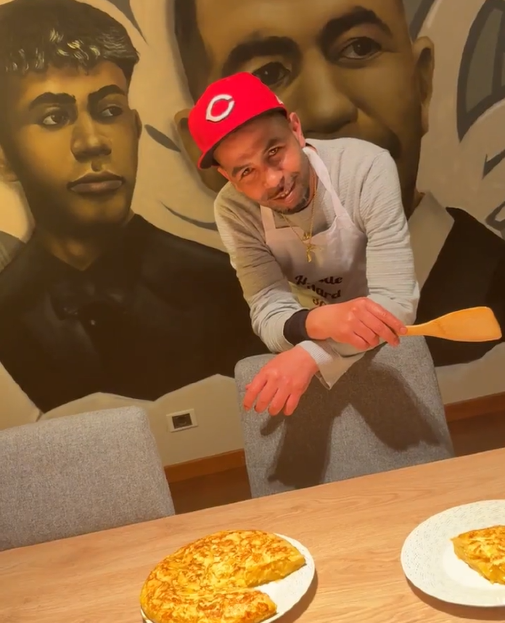 Mounir Nasraoui posa junto a la tortilla del millón en su Instagram