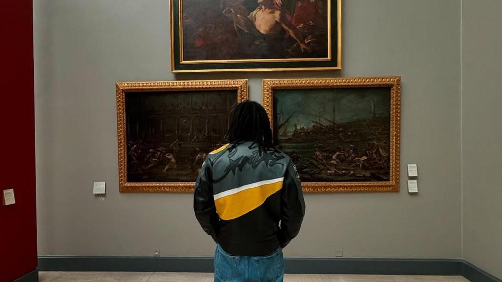 Fotografía de Jules Koundé en Instagram, delante de unos cuadros