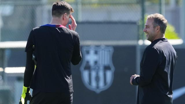 Hansi Flick conversa con Szczesny