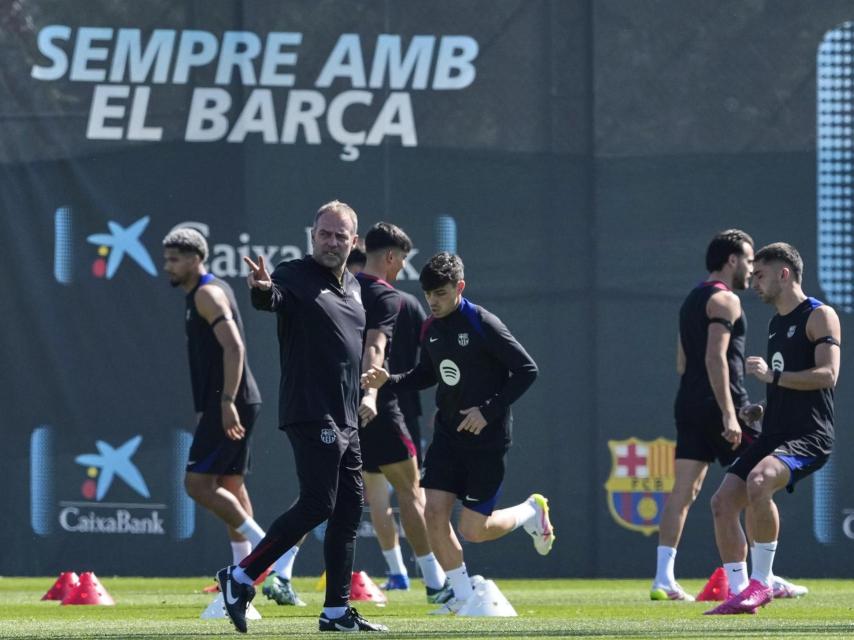 Hansi Flick dirige el entrenamiento previo al Atlético-Barça