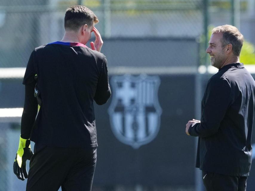 Hansi Flick conversa con Szczesny