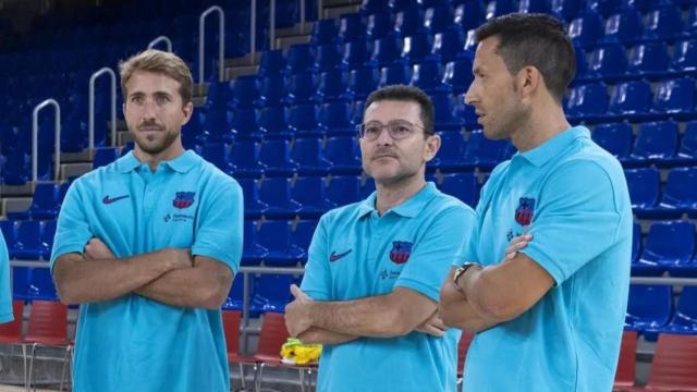 El doctor Miñarro junto a dos médicos más en la presentación del Barça de fútbol sala 2022
