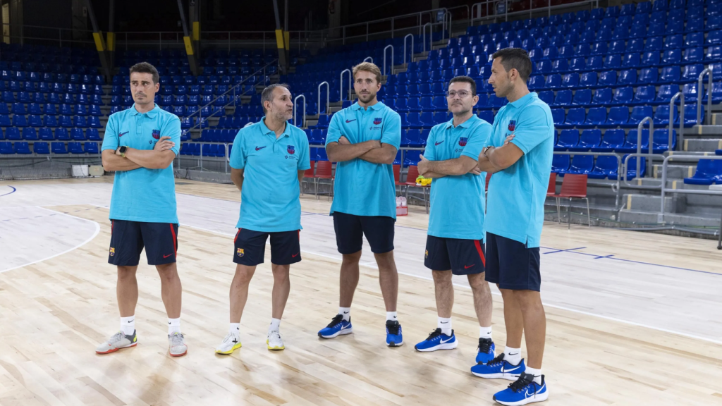Carles Miñarro (segundo por la derecha) y Lucas Gómez (tercero por la derecha) en el Barça de fútbol sala