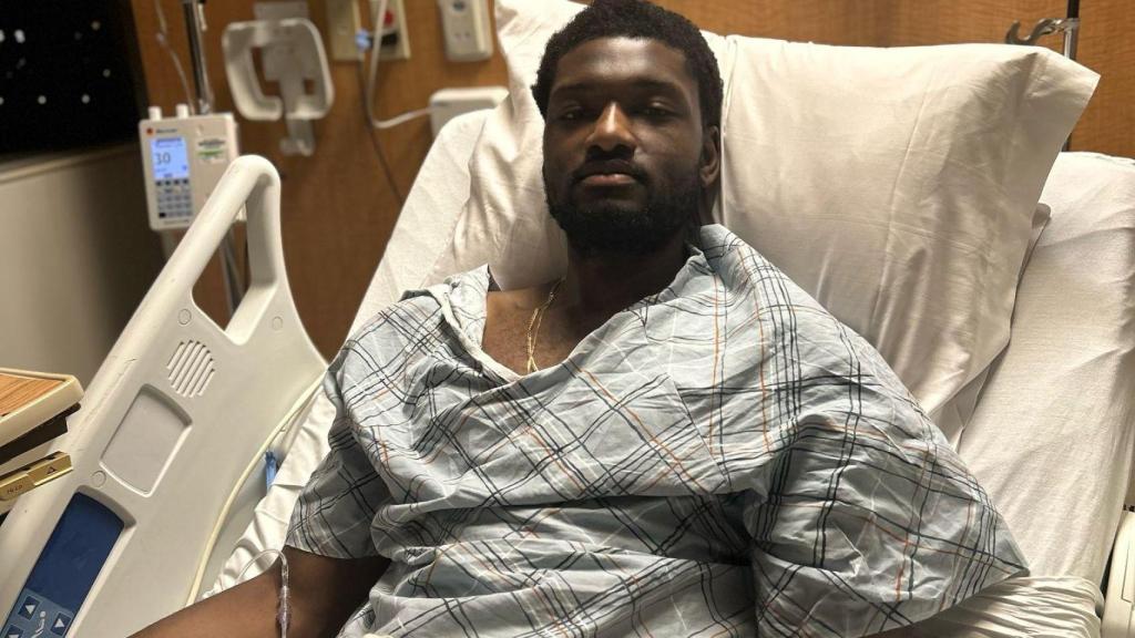 Chimezie Metu saluda els aficionats del Barça de bàsquet des de l'hospital