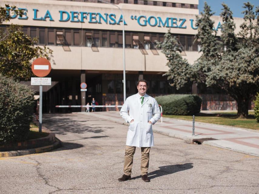 El doctor Fernández Bueno, delante de la facha del Hospital Gómez Ulla de Madrid