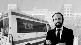 Una ambulancia de TSC, el CEO de HTGroup, Guillermo Moya, y el Hospital Vall d'Hebron