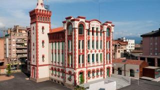 El curioso edificio modernista rodeado de cerdos, la Farinera de Vic