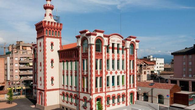 El curioso edificio modernista rodeado de cerdos, la Farinera de Vic