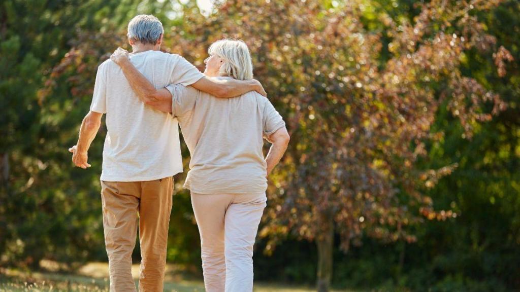 Dos personas jubiladas paseando