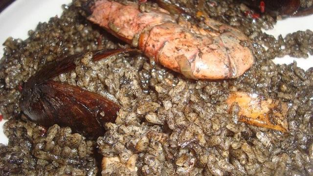 Arroz negro con marisco