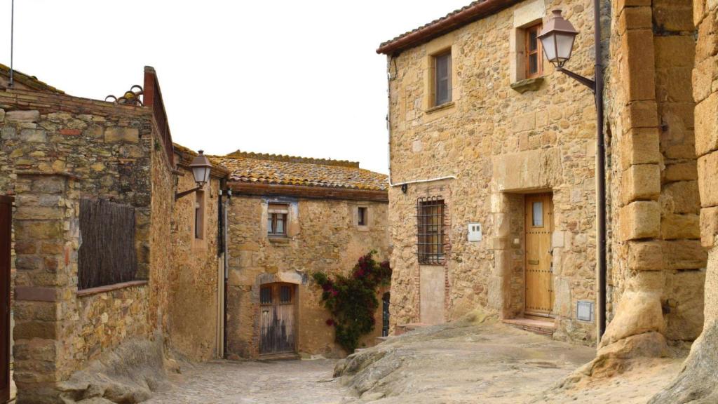 El idílico pueblo a una hora de Girona que enamora con sus calles medievales y su castillo del siglo XI, Peratallada