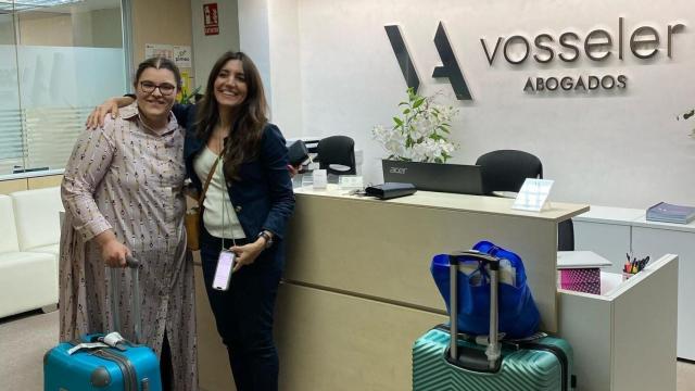 Fatima Ofkir, con su abogada, Monica Santiago, de Vosseler Abogados