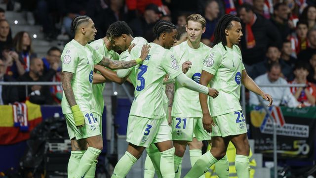 Los jugadores del Barça celebran el gol de Ferran