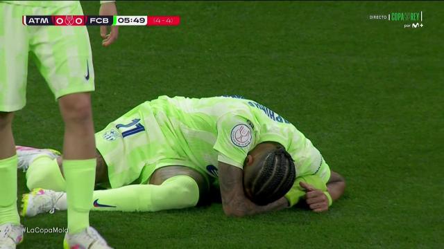 Raphinha se lamenta en el suelo tras la dura entrada de Azpilicueta en el Atlético-Barça