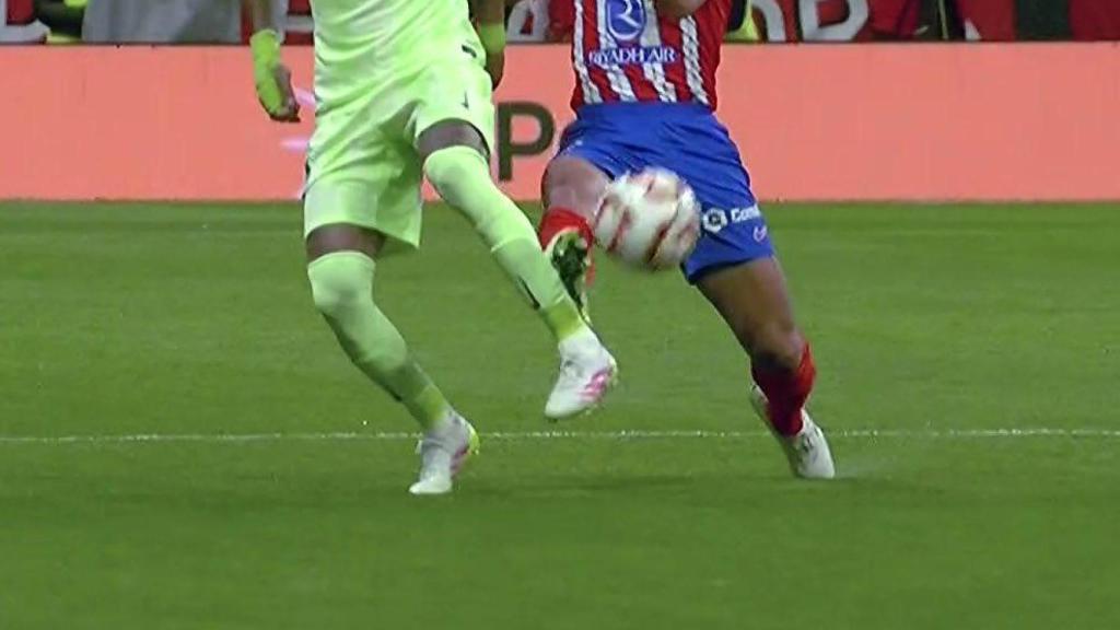 Azpilicueta clava los tacos en el gemelo de Raphinha