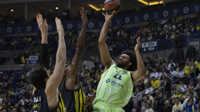 Jabari Parker ataca el aro contra Fenerbahçe
