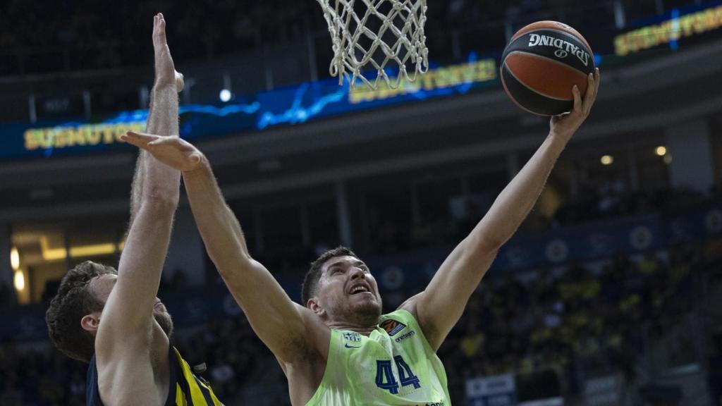 Joel Parra anota una bandeja en el Fenerbahçe-Barça de basket