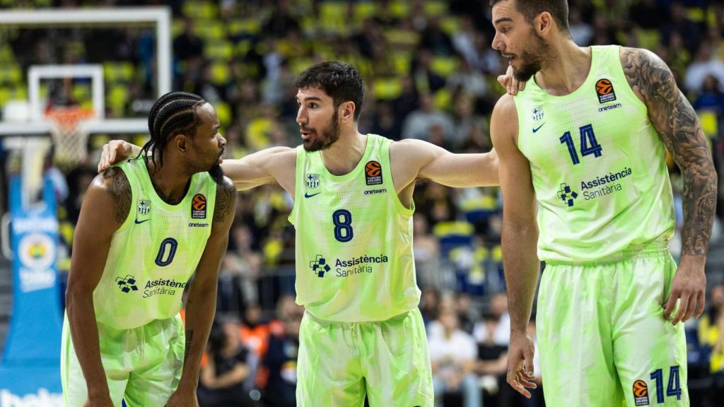 Kevin Punter, Darío Brizuela y Willy Hernangómez en la pista del Fenerbahçe