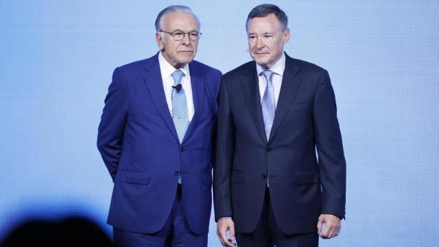 El presidente de Criteria, Isidro Fainé (izq.), junto al consejero delegado, Ángel Simón / EP